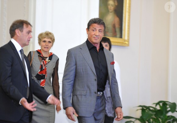Sylvester Stallone arrivant à l'inauguration d'une exposition de ses peintures au château du Musée d'Etat russe des ingénieurs à Saint-Pétersbourg en Russie le 27 octobre 2013