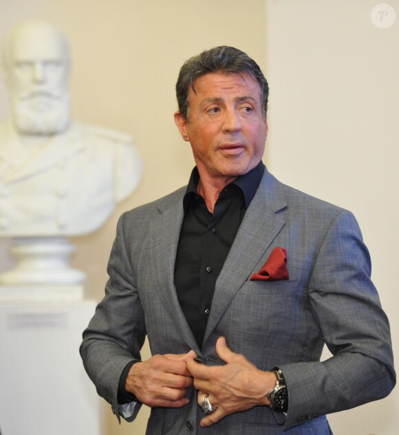 Sylvester Stallone arrivant à l'inauguration d'une exposition de ses peintures au château du Musée d'Etat russe des ingénieurs à Saint-Pétersbourg en Russie le 27 octobre 2013