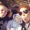 Coleen Rooney avec ses fils Kai, 4 ans, et Klay, 6 mois, au parc en octobre 2013