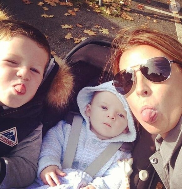 Coleen Rooney avec ses fils Kai, 4 ans, et Klay, 6 mois, au parc en octobre 2013