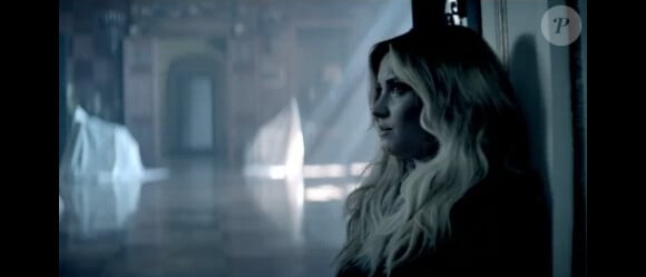 Demi Lovato, devenue blonde, dans le clip Let it go.