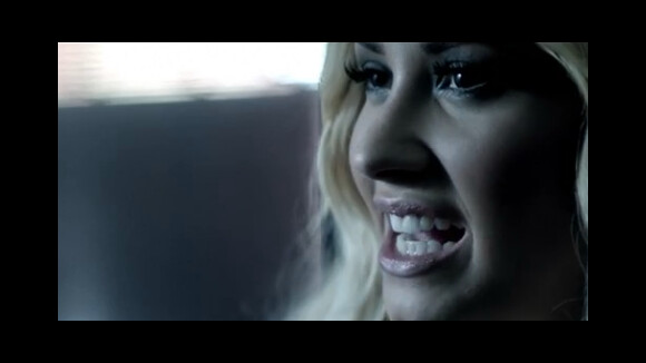 Demi Lovato : Devenue blonde, elle surprend avec la ballade glacée Let it go !