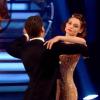 Sophie Ellis-Bextor et Brendan Cole dansant un foxtrot sur Cheek to cheek dans Strictly Come Dancing en octobre 2013