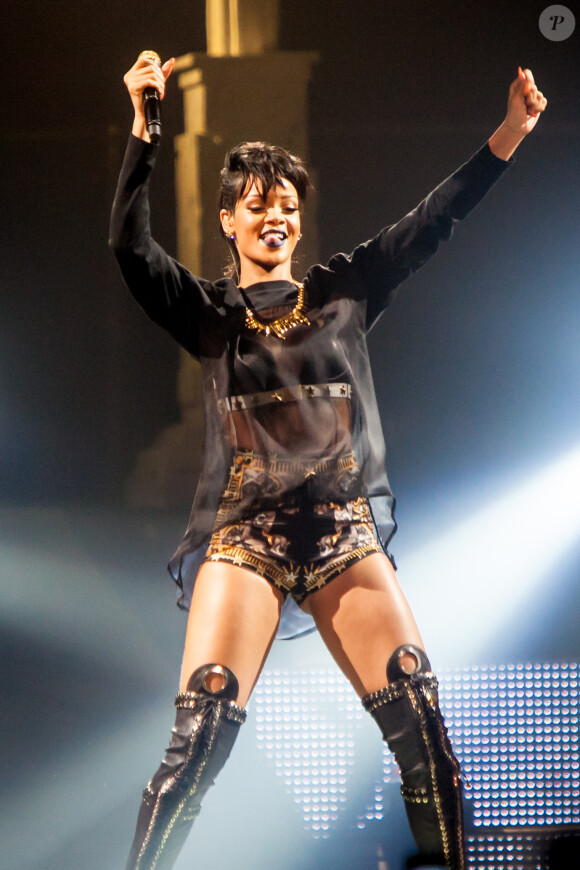 Rihanna sur scène pour le Diamonds World Tour en Australie, le 30 septembre 2013.