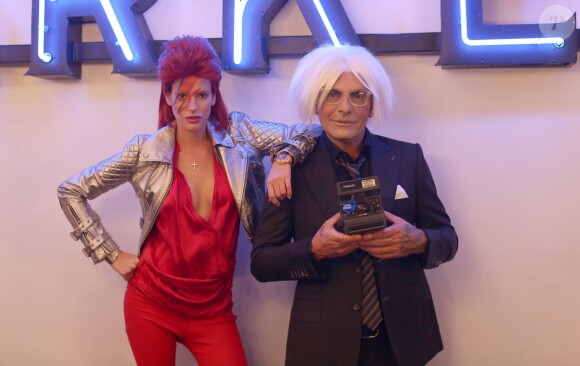 Exclusif - Christian Audigier et sa sublime Nathalie Sorensen, déguisés en Andy Warhol et en Ziggy Stardust, fêtent Halloween au Soho House de Los Angeles, le 31 octobre 2013.