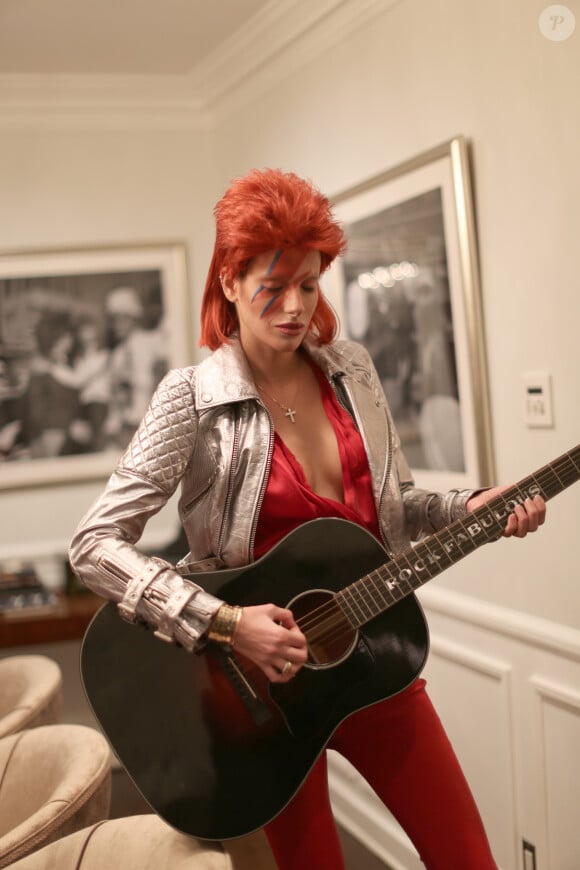 Exclusif - Le créateur Christian Audigier et sa sublime fiancée Nathalie Sorensen, déguisés en Andy Warhol et en Ziggy Stardust, fêtent Halloween au Soho House de Los Angeles, le 31 octobre 2013.