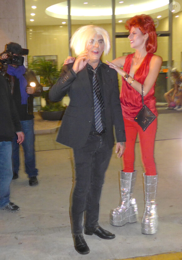 Exclusif - Christian Audigier et sa belle Nathalie Sorensen, déguisés en Andy Warhol et en Ziggy Stardust, fêtent Halloween au Soho House de Los Angeles, le 31 octobre 2013.
