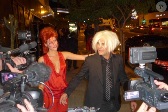 Exclusif - Christian Audigier et sa belle Nathalie Sorensen, déguisés en Andy Warhol et en Ziggy Stardust, fêtent Halloween au Soho House de Los Angeles, le 31 octobre 2013.