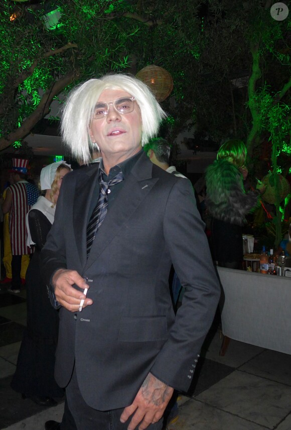 Exclusif - Le créateur Christian Audigier et sa belle Nathalie Sorensen, déguisés en Andy Warhol et en Ziggy Stardust, fêtent Halloween au Soho House de Los Angeles, le 31 octobre 2013.