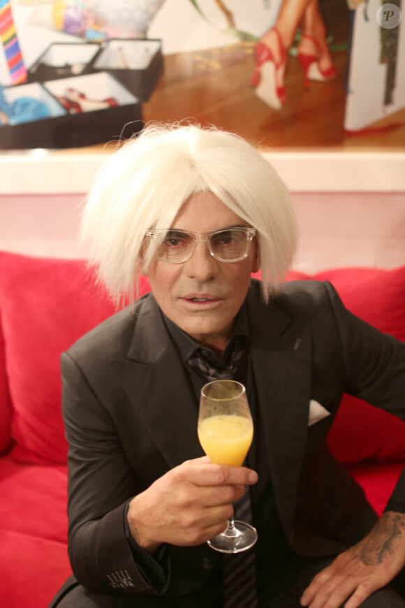 Exclusif - Christian Audigier et sa belle Nathalie Sorensen, déguisés en Andy Warhol et en Ziggy Stardust, fêtent Halloween au Soho House de Los Angeles, le 31 octobre 2013.