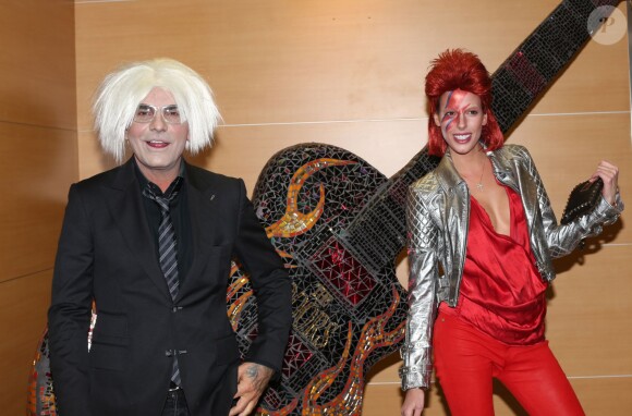 Exclusif - Christian Audigier et sa belle Nathalie Sorensen, déguisés en Andy Warhol et en Ziggy Stardust, fêtent Halloween au Soho House de Los Angeles, le 31 octobre 2013.