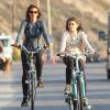 Belle journée pour Cindy Crawford et sa fille Kaia Gerber se promènent dans les rues de Malibu à vélo. Le 4 novembre 2013