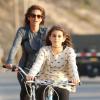 Cindy Crawford et sa fille Kaia Gerber se promènent dans les rues de Malibu à vélo. Le 4 novembre 2013