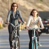 Cindy Crawford, 47 ans et sa fille Kaia Gerber, 12 ans, se promènent dans les rues de Malibu à vélo. Le 4 novembre 2013