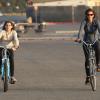 L'ancienne vedette des podiums Cindy Crawford et sa fille Kaia Gerber se promènent dans les rues de Malibu à vélo. Le 4 novembre 2013