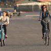 Cindy Crawford et sa fille Kaia Gerber restent actives et se promènent dans les rues de Malibu à vélo. Le 4 novembre 2013