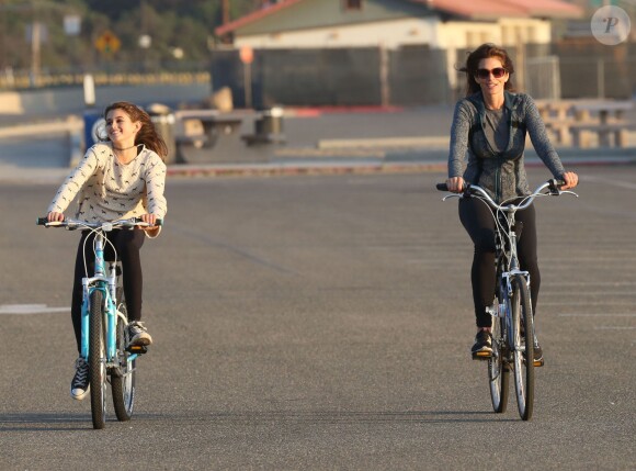 Cindy Crawford et sa fille Kaia Gerber restent actives et se promènent dans les rues de Malibu à vélo. Le 4 novembre 2013