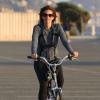 Cindy Crawford et sa fille Kaia Gerber se promènent dans les rues de Malibu à vélo. Le 4 novembre 2013