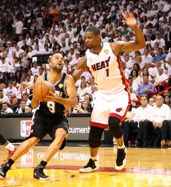 Chris Bosh face à Tony Parker à l'AmericanAirlines Arena de Miami, le 9 juin 2013