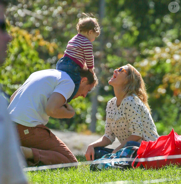 Drew Barrymore avec son mari Will Kopelman et leur fille Olive dans Central Park à New York le 28 septembre 2013