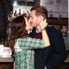 Drew Barrymore embrassant son mari Will Kopelman lors du lancement de sa ligne Flower Beauty à New York le 15 janvier 2013