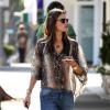 Alessandra Ambrioso quitte un salon de manucure à Santa Monica, habillée d'un chemisier à l'imprimé python, d'un slim et de sandales. Le 4 novembre 2013.