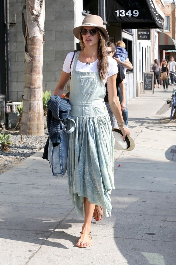 Alessandra Ambrosio profite d'un dimanche ensoleillé dans le quartier de Venice à Los Angeles, avec ses deux enfants Anja et Noah, vêtue d'une jupe en jean Levi's. Le 3 novembre 2013.