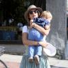 Alessandra Ambrosio profite d'un dimanche ensoleillé dans le quartier de Venice à Los Angeles, avec ses deux enfants Anja et Noah. Le 3 novembre 2013.