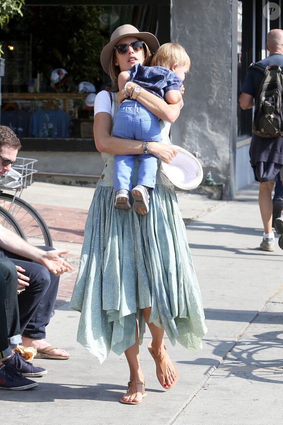 Alessandra Ambrosio profite d'un dimanche ensoleillé dans le quartier de Venice à Los Angeles, avec ses deux enfants Anja et Noah. Le 3 novembre 2013.