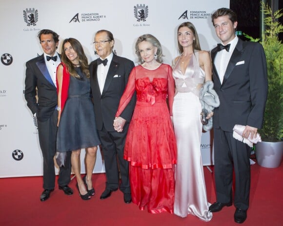 Roger Moore avec sa femme Kristina Tholstrup et ses fils Geofrey Moore, Christian Moore à Bern en Suisse le 17 octobre 2013 pour le gala de la fondation du prince Albert II