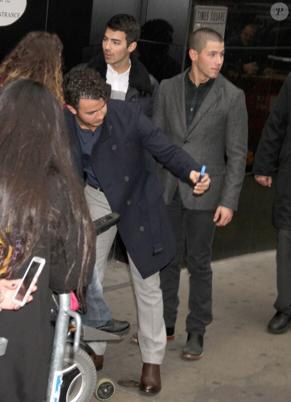 Les frères Jonas arrivent dans les studios de l'émission "Good Morning America" à New York. Le 30 octobre 2013.