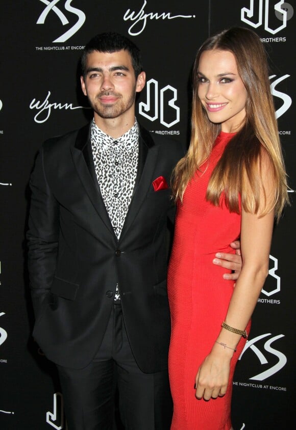 Joe Jonas et Blanda à la fête d'anniversaire de Nick Jonas au XS Nightclub de Las Vegas, le 15 septembre 2013.