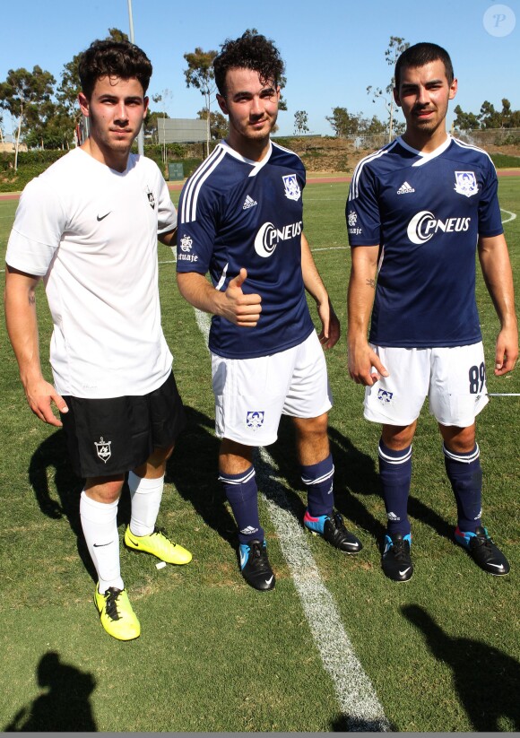 Nick Jonas, Kevin Jonas et Joe Jonas lors d'un match de foot pour la Jonas Brothers Change for the Children Foundation, à Los Angeles, le 17 août 2013.