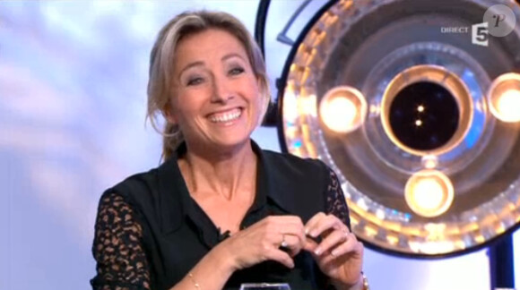 L'actrice Carole Bouquet face à Anne-Sophie Lapix sur le plateau de C à vous sur France 5. Le 6 novembre 2013.