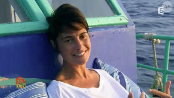 Alessandra Sublet est partie à la rencontre de Carole Bouquet pour le premier numéro de "Fais-moi une place", diffusé sur France 5, le 27 octobre 2013.