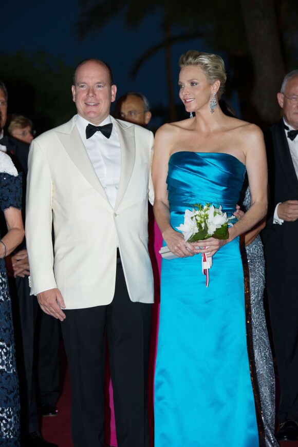 Le prince Albert II de Monaco et son épouse Charlene de Monaco lors du 65ème bal de la Croix Rouge au Sporting de Monte Carlo à Monaco le 2 août 2013