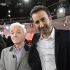 Charles Aznavour et Mathieu Madenian lors de l'enregistrement de l'émission Vivement dimanche à Paris le 6 novembre 2013. Diffusion sur France 2 le 10 novembre