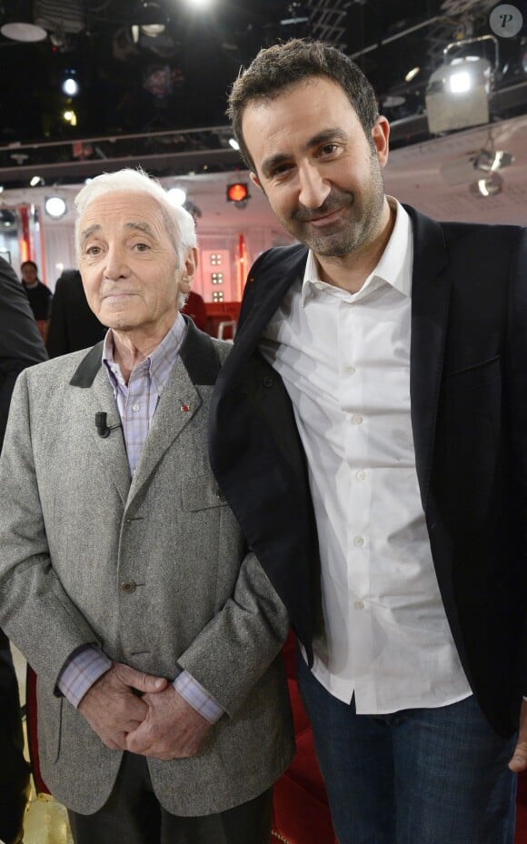 Charles Aznavour et Mathieu Madenian lors de l'enregistrement de l'émission Vivement dimanche à Paris le 6 novembre 2013. Diffusion sur France 2 le 10 novembre