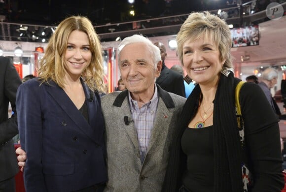 Marie-Josée Croze, Charles Aznavour et Véronique Jannot lors de l'enregistrement de l'émission Vivement dimanche à Paris le 6 novembre 2013. Diffusion sur France 2 le 10 novembre