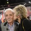 Charles Aznavour et Véronique Jannot lors de l'enregistrement de l'émission Vivement dimanche à Paris le 6 novembre 2013. Diffusion sur France 2 le 10 novembre