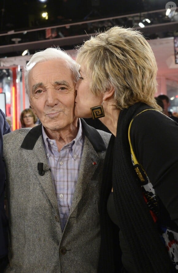 Charles Aznavour et Véronique Jannot lors de l'enregistrement de l'émission Vivement dimanche à Paris le 6 novembre 2013. Diffusion sur France 2 le 10 novembre
