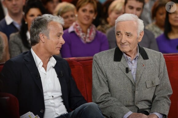 Franck Dubosc et Charles Aznavour lors de l'enregistrement de l'émission Vivement dimanche à Paris le 6 novembre 2013. Diffusion sur France 2 le 10 novembre