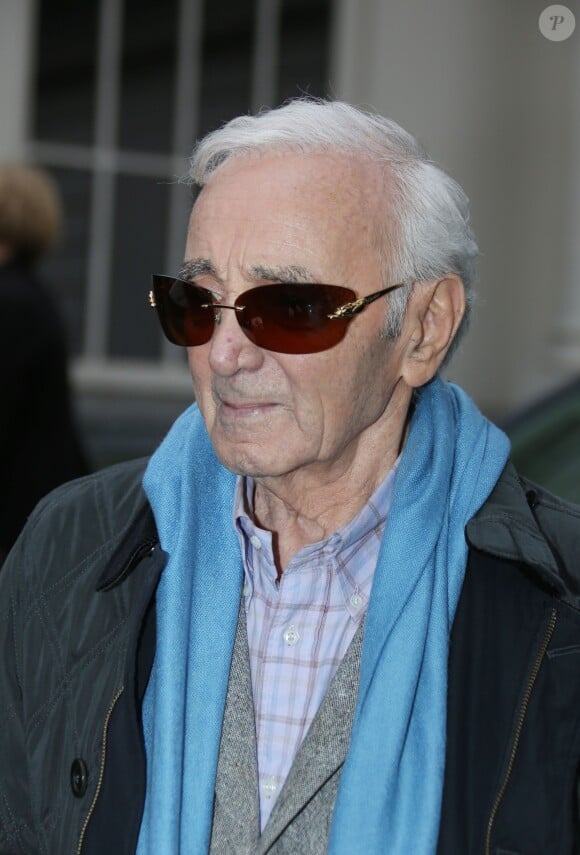 Exclusif - Charles Aznavour arrivant lors de l'enregistrement de l'émission Vivement dimanche à Paris le 6 novembre 2013. Diffusion sur France 2 le 10 novembre