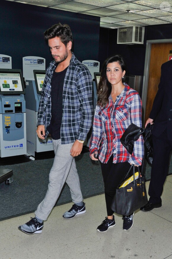 Scott Disick et Kourtney Kardashian arrivent à l'aéroport de Los Angeles, le 6 novembre 2013.