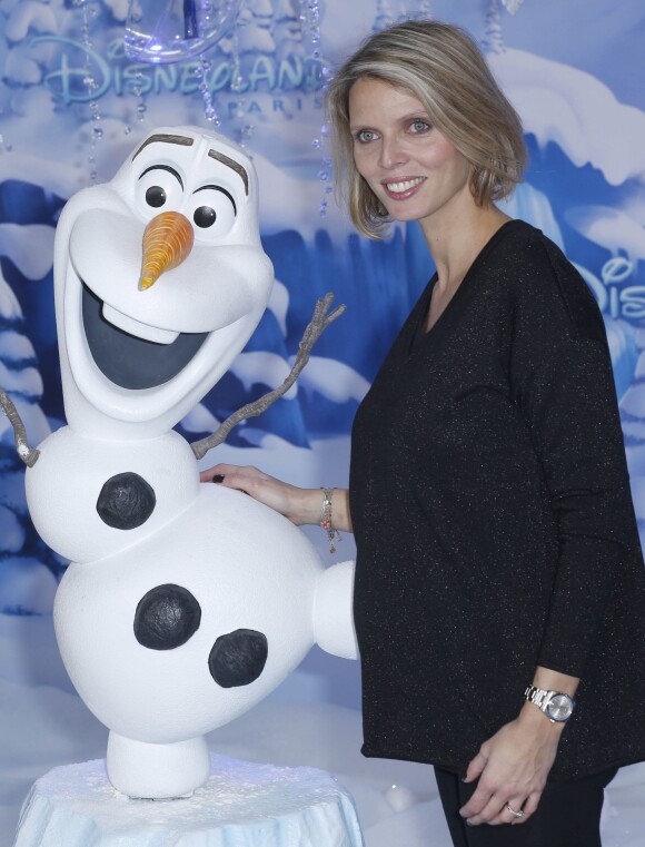 Sylvie Tellier découvre le Noël Enchanté des parcs Disneyland Paris, à Marne-la-Vallée, le 9 novembre 2013.