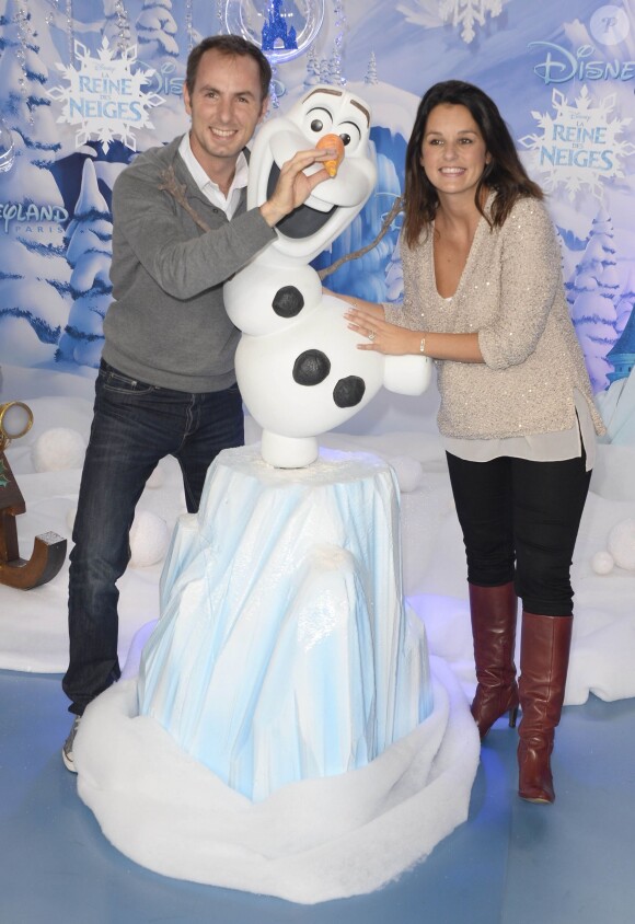 Jean-Philippe Doux et Faustine Bollaert découvrent le Noël Enchanté des parcs Disneyland Paris, à Marne-la-Vallée, le 9 novembre 2013.