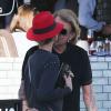 Exclusif - Johnny Hallyday et sa femme Laeticia s'embrassent à Santa Monica, le 8 novembre 2013.