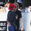 Exclusif - Johnny Hallyday et sa femme Laeticia s'embrassent à Santa Monica, le 8 novembre 2013.