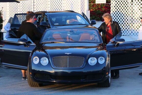 Johnny Hallyday monte dans une belle Bentley Continental avec Thierry Chassagne, le president de sa maison de disque Warner Music France, à Malibu, le 9 novembre 2013.