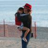 Laeticia Hallyday et sa fille Joy à Malibu, le 9 novembre 2013.